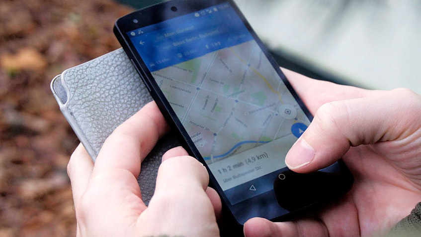 android-phone-with-google-maps