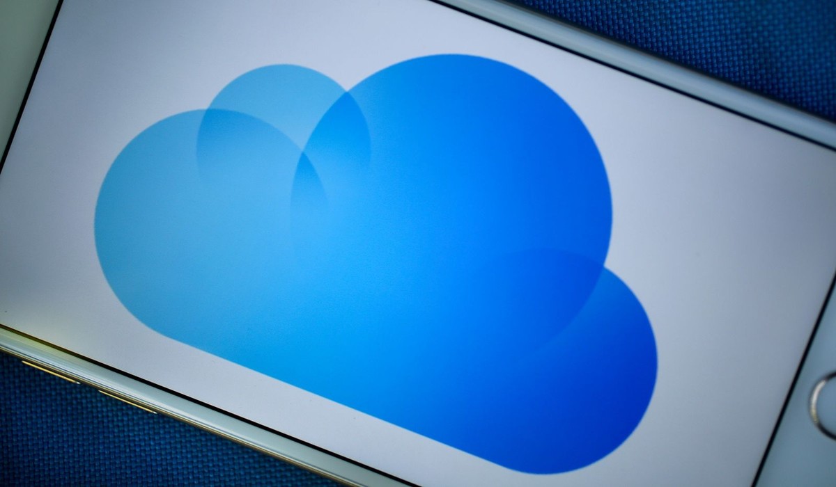 cloud-icon-on-phone