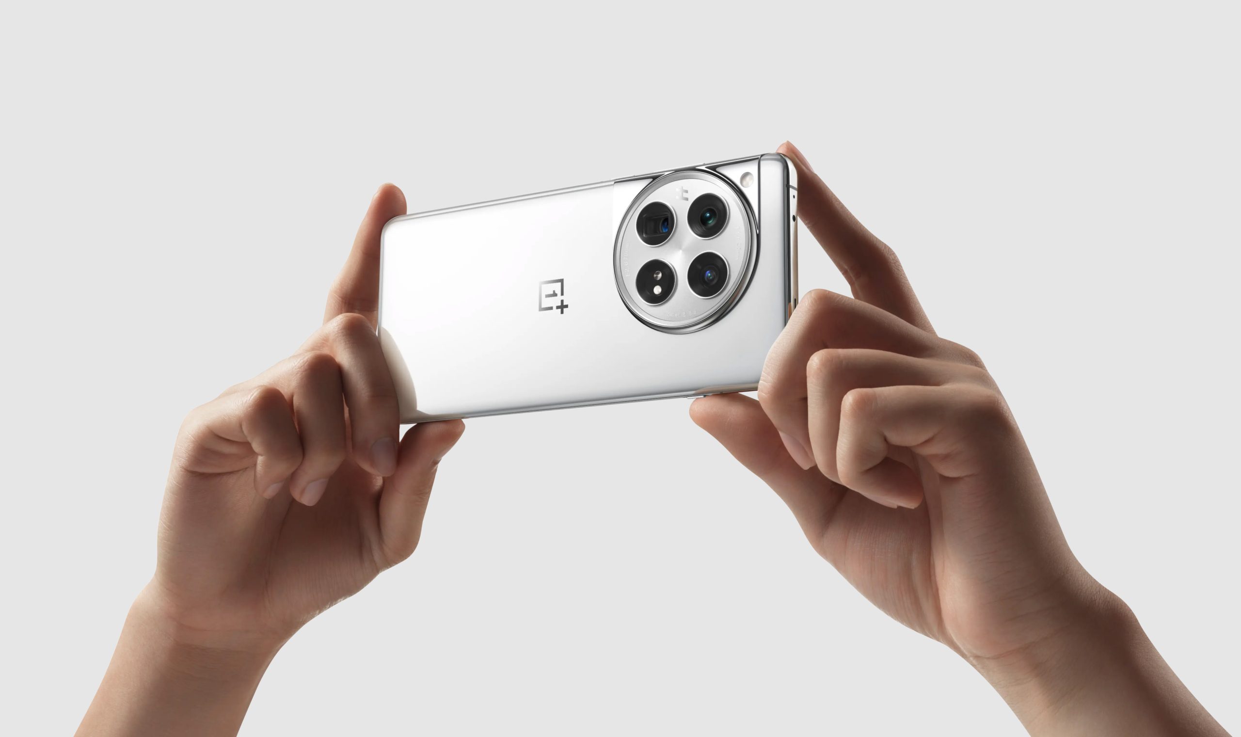 oneplus12-in-hands