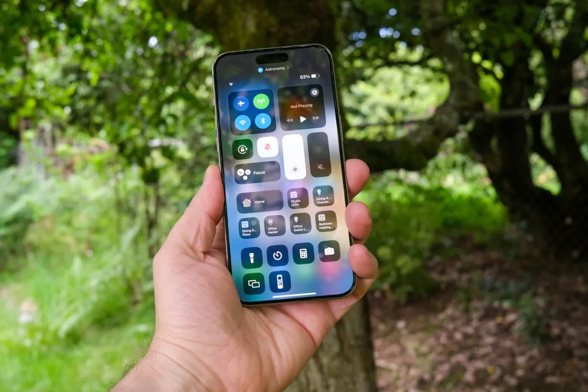 phone-in-shade-brightness