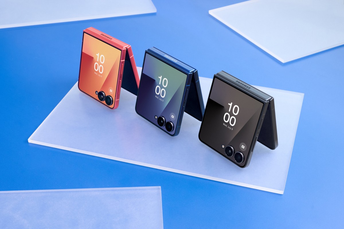 Galaxy-Z-Flip7-standing