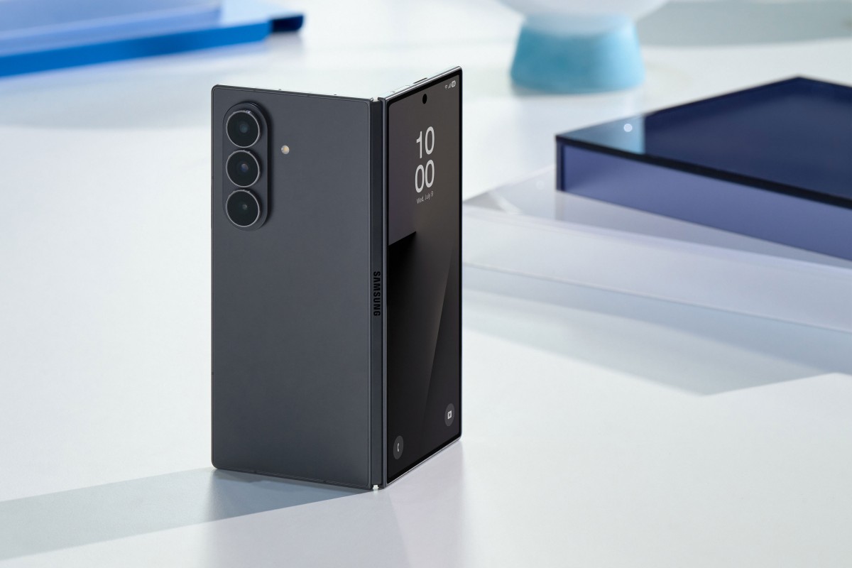 Samsung_Galaxy_ZFold7_black_standing
