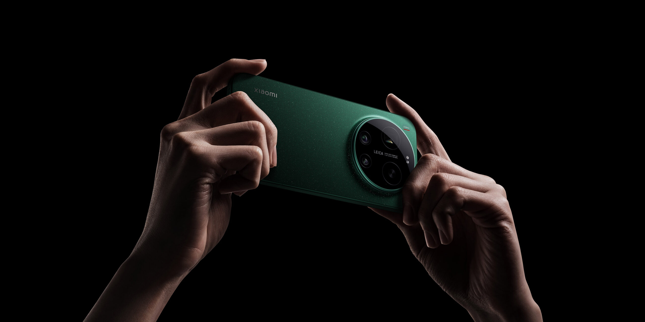 Xiaomi 17 Ultra in hands 1