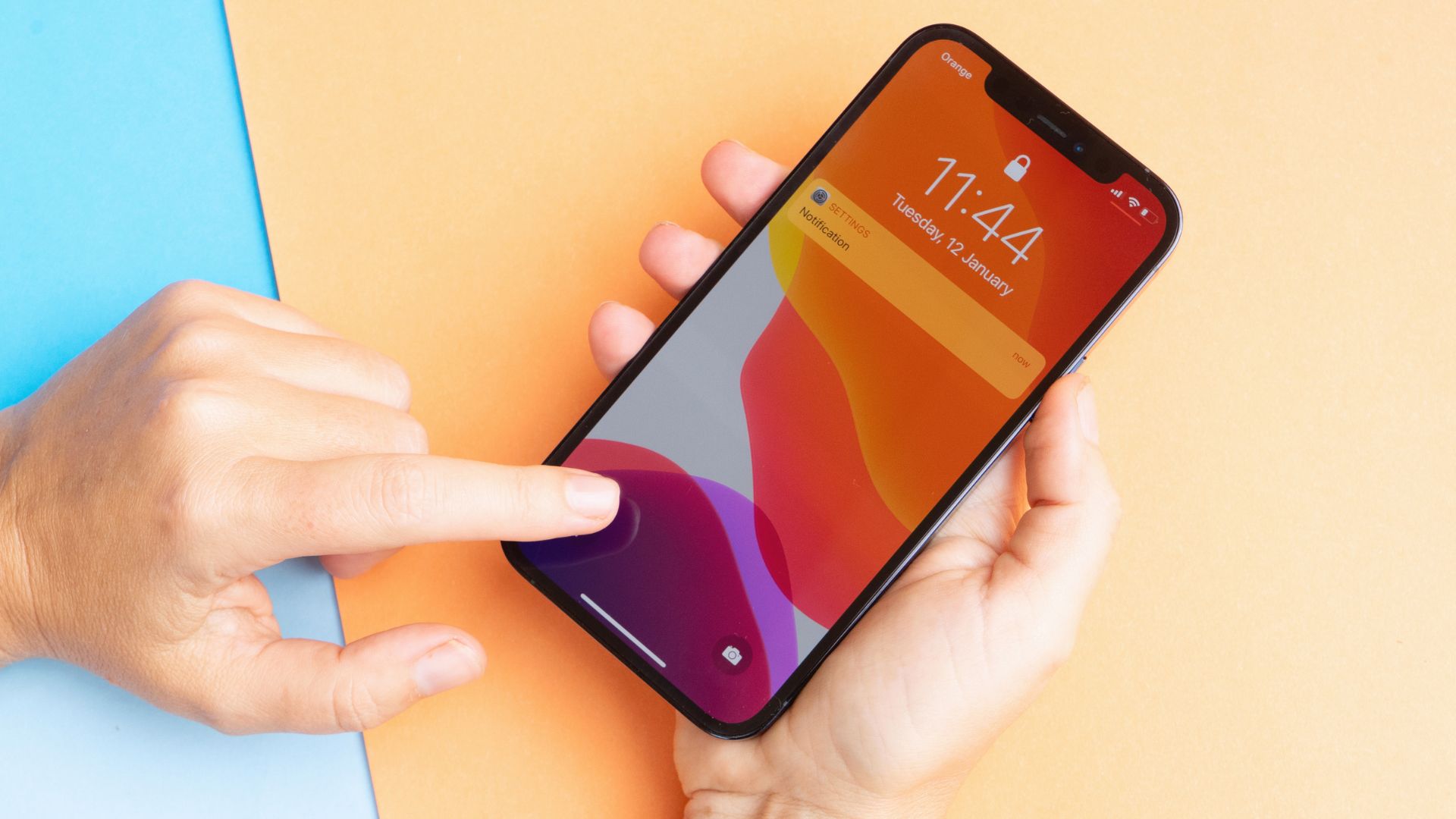 modern screens drain the phone battery