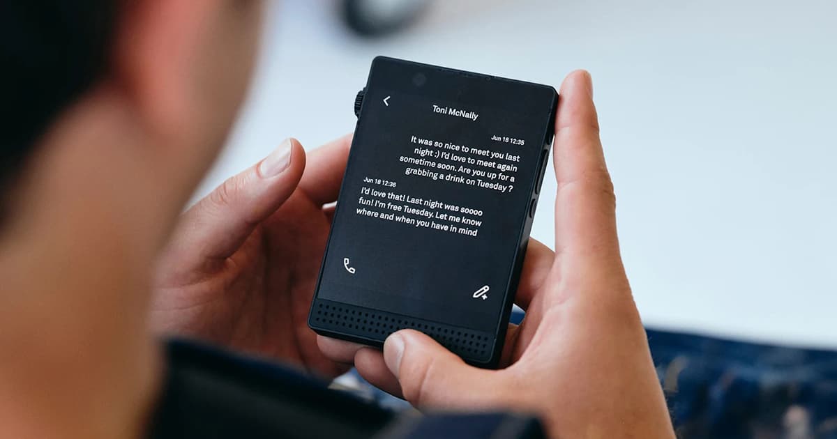 Light Phone III messaging - dumbphones