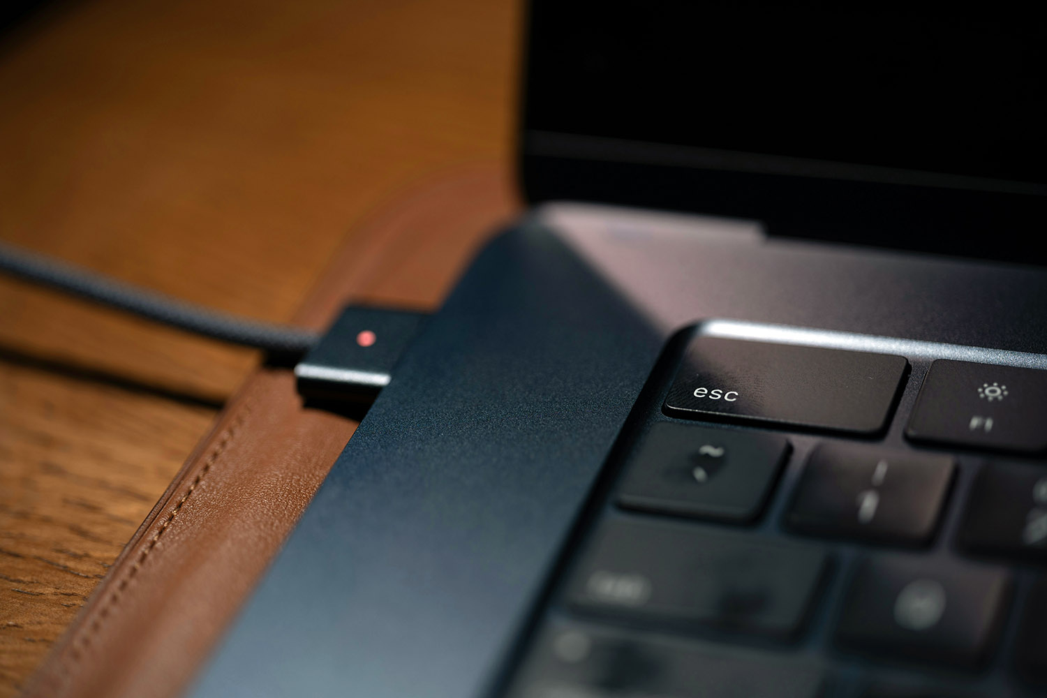 Κοντινή λήψη σύνδεσης φορτιστή σε laptop